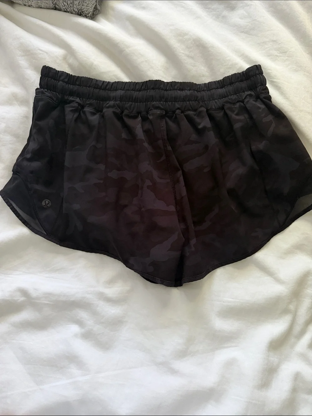 Lululemon Hotty hot short 2.5” black camo - Picture 2 of 2